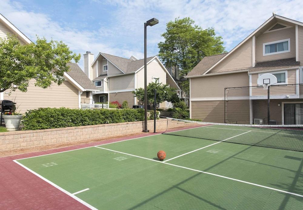 Sonesta Simply Suites Cleveland Airport Middleburg Heights Zewnętrze zdjęcie